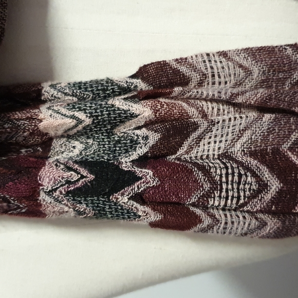 Zig zag patterned black maroon white Scarf - Picture 3 of 6